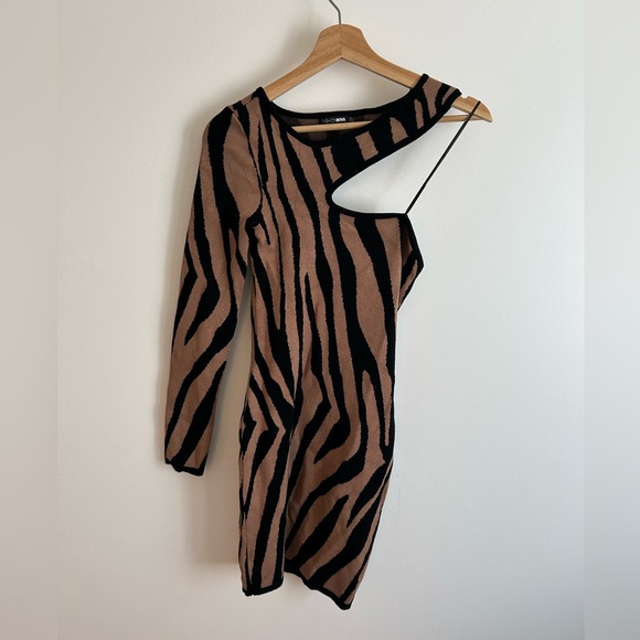 Asymmetrical dress - Picture 2 of 4